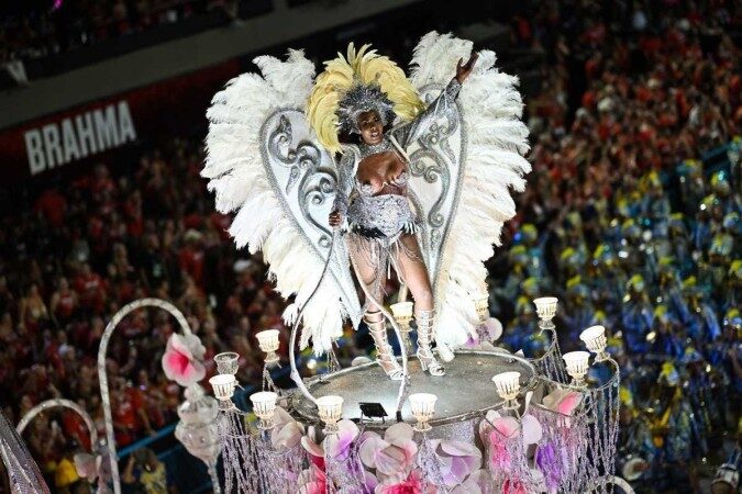 Carnaval: Segundo dia de desfiles na Sapuca&iacute; destaca hist&oacute;rias afro- brasileiras &ndash; CR&Ocirc;NICAS DE ITARANTIM  Noticias da Regi&atilde;o!